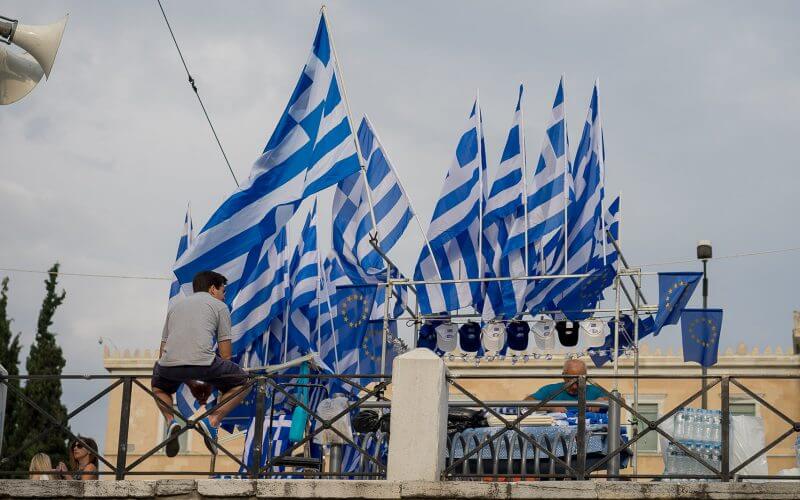 Η Μαρία Ευθυμίου, Αναπλ. Καθηγήτρια Ιστορίας στο Πανεπιστήμιο Αθηνών, σχολιάζει τις αντιθέσεις στις απόψεις των Ελλήνων, όπως αποτυπώνονται στην έρευνα της διαΝΕΟσις.