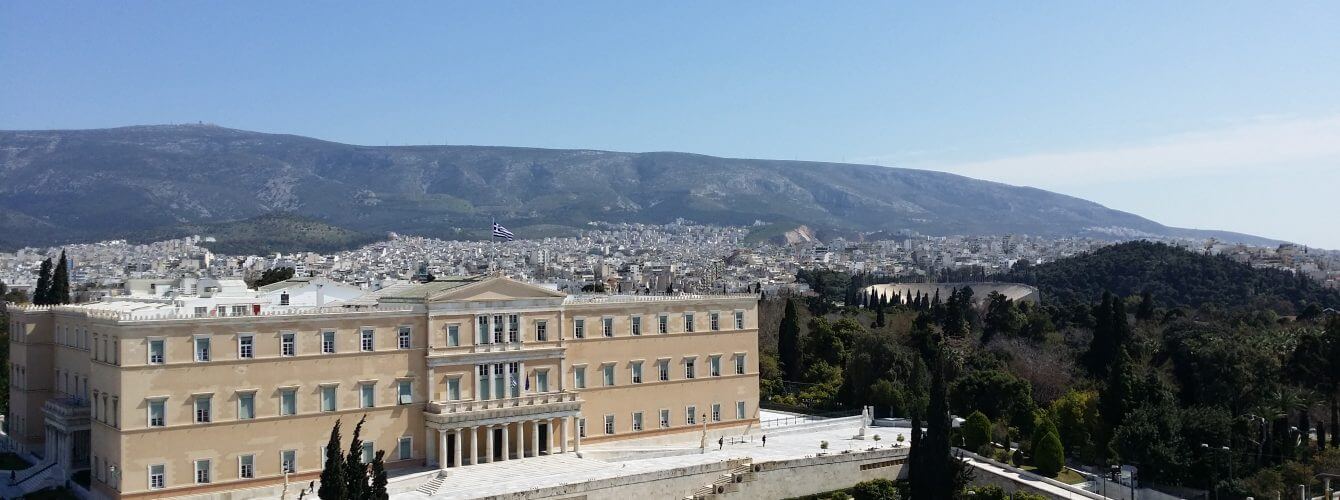 Μια διπλή έρευνα γνώμης καταγράφει τις απόψεις των Ελλήνων για τη συνταγματική αναθεώρηση, τον εκλογικό νόμο και την ποιότητα των θεσμών της Δημοκρατίας τους.
