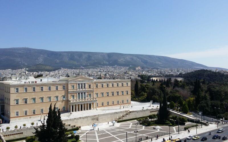 Μια διπλή έρευνα γνώμης καταγράφει τις απόψεις των Ελλήνων για τη συνταγματική αναθεώρηση, τον εκλογικό νόμο και την ποιότητα των θεσμών της Δημοκρατίας τους.