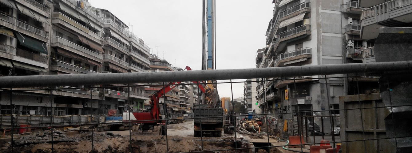 Η Έκθεση της Ευρωπαϊκής Επιτροπής για το ΕΣΠΑ 2007-2013 παρέχει αναλυτικά στοιχεία για τις διαφοροποιήσεις από τον αρχικό σχεδιασμό και καταγράφει τις πολλές αστοχίες και τα εμπόδια που διαπιστώθηκαν στη χώρα μας κατά την υλοποίηση των έργων